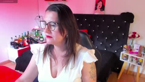 Snapshot of d_martii chatting on February 2025 12:28:01 PM Mia online show from February 2025 12:28:01 PM