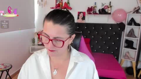 Snapshot of d_martii chatting on September 2025 12:05:01 PM Mia online show from September 2025 12:05:01 PM