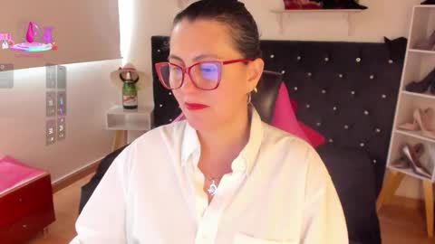 Snapshot of d_martii chatting on September 2025 02:22:01 PM Mia online show from September 2025 02:22:01 PM