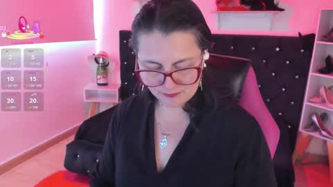 Snapshot of d_martii chatting on October 2025 01:30:01 PM Mia online show from October 2025 01:30:01 PM