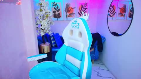 dafne huges online show from November 2025 07:49:02 PM