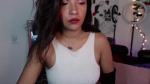 Caroliina online show from November 2025 08:20:02 PM