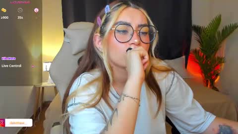 dakottaa__ online show from June 2026 12:42:01 AM
