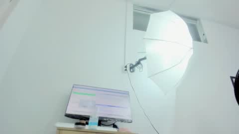 Snapshot of dalia_2 chatting on November 2025 12:20:02 AM Ren online show from November 2025 12:20:02 AM