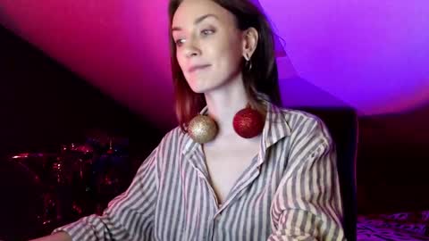 Dalia  online show from December 2024 01:44:01 PM