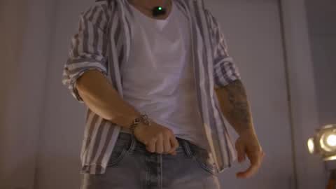 Snapshot of damianow chatting on October 2025 10:10:01 PM insta damn8 -------- online show from October 2025 10:10:01 PM