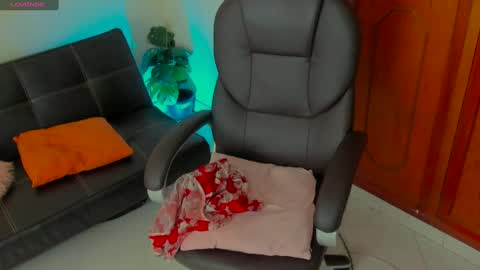 Kary-- independent model Schedule 0530am-1000am colombian time online show from February 2025 06:09:01 AM