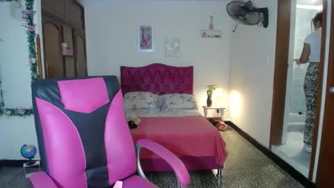 Snapshot of danielle_rose_ chatting on December 2024 08:42:01 PM Angie online show from December 2024 08:42:01 PM