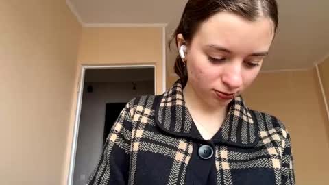 Mia online show from November 2025 07:54:01 AM