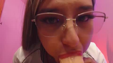 Pau online show from October 2025 06:31:02 PM