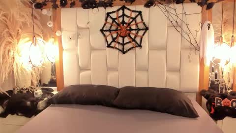 daphne_and_roger online show from October 2025 11:00:01 AM