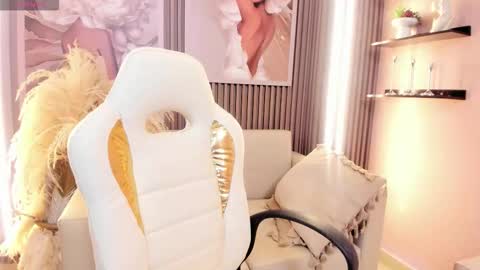 Daphne  online show from November 2025 02:37:02 AM