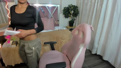 Snapshot of daphnne_tay chatting on February 2025 03:27:01 AM dhapnne online show from February 2025 03:27:01 AM