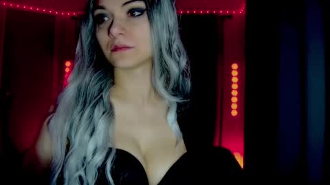 Snapshot of darkskullmistress chatting on April 2026 01:43:01 AM roseredgoddess online show from April 2026 01:43:01 AM