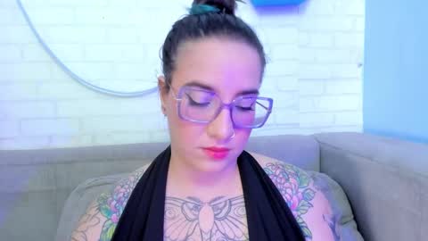 Snapshot of deva_blue chatting on February 2025 04:43:01 AM Deva Blue online show from February 2025 04:43:01 AM