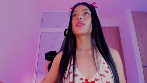 Snapshot of devours_fire chatting on May 2026 08:46:01 PM Sara 3 online show from May 2026 08:46:01 PM