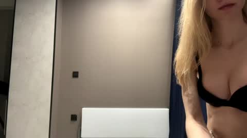 Snapshot of dewdropdoll chatting on April 2026 01:41:02 PM dewdropdoll online show from April 2026 01:41:02 PM