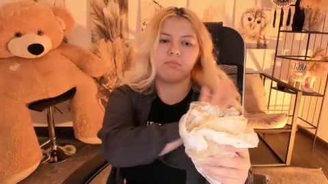 Dia online show from December 2025 07:42:01 PM