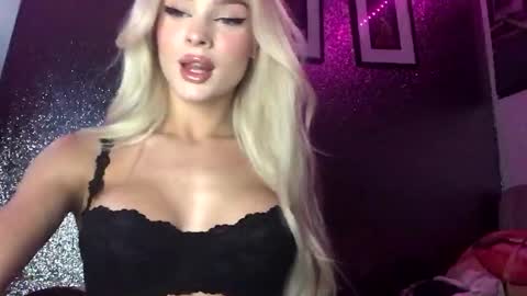Snapshot of diamond_the_blonde chatting on September 2025 10:15:02 PM Diamond online show from September 2025 10:15:02 PM