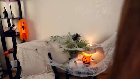 Elwyna online show from October 2025 07:05:02 PM