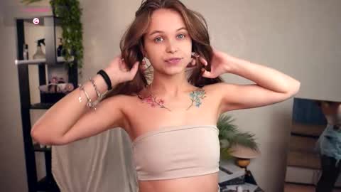 Elwyna online show from December 2025 06:35:02 PM