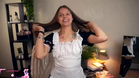 Elwyna online show from December 2025 07:09:01 PM