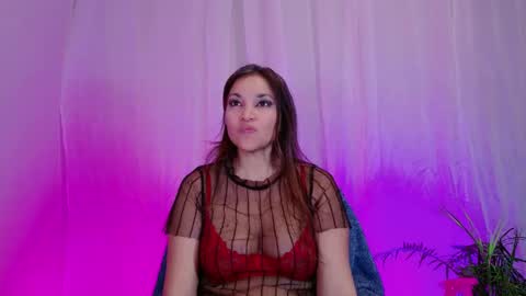 Snapshot of divinelynn chatting on January 2025 06:16:02 PM DivineLynn online show from January 2025 06:16:02 PM