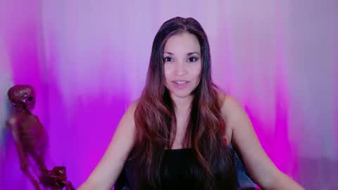 Snapshot of divinelynn chatting on February 2025 07:00:01 PM DivineLynn online show from February 2025 07:00:01 PM