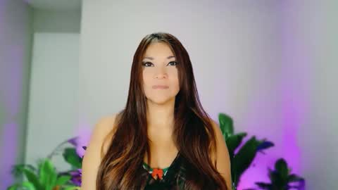 DivineLynn online show from November 2025 02:00:01 PM