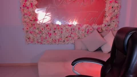 Dolcie  online show from February 2025 06:04:02 PM