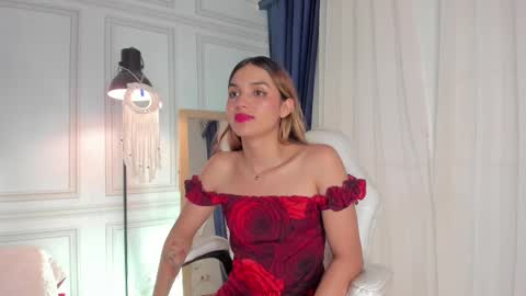 doll_isa_ online show from November 2025 07:27:01 PM