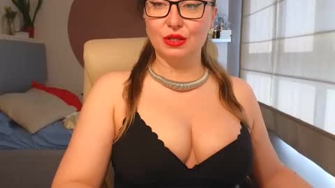 Snapshot of dom_mummy chatting on June 2026 01:02:01 PM DOM MUMMY online show from June 2026 01:02:01 PM
