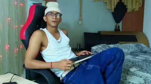 Snapshot of dominic_smith_ chatting on June 2026 04:35:01 AM dominic_smith_ online show from June 2026 04:35:01 AM