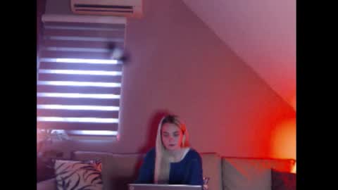 Snapshot of dreamcatcherfantasy chatting on December 2025 07:34:01 AM A girl online show from December 2025 07:34:01 AM