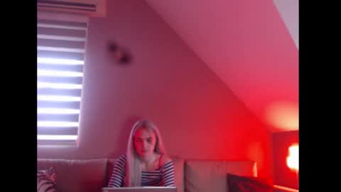 Snapshot of dreamcatcherfantasy chatting on December 2025 08:20:01 AM A girl online show from December 2025 08:20:01 AM