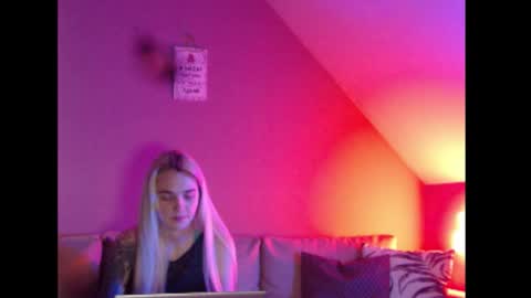 Snapshot of dreamcatcherfantasy chatting on February 2026 08:19:01 AM A girl online show from February 2026 08:19:01 AM