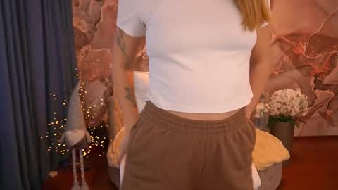 Snapshot of dreamylinaaa chatting on December 2024 08:06:02 AM Lina online show from December 2024 08:06:02 AM