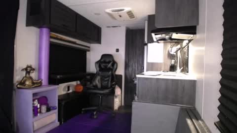 Snapshot of drizzys_room chatting on November 2025 11:18:02 AM DirtyDrizzy online show from November 2025 11:18:02 AM