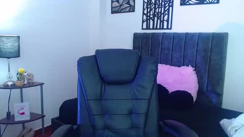 Snapshot of dulce01_0 chatting on March 2025 09:51:01 AM Charlotte online show from March 2025 09:51:01 AM