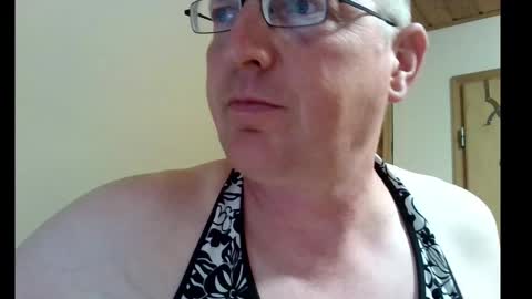 Snapshot of dwtsaskia80 chatting on October 2025 05:43:02 PM dwtsaskia80 online show from October 2025 05:43:02 PM