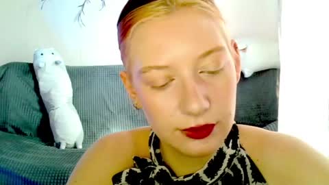 Snapshot of earn_my_lily chatting on April 2026 07:33:02 AM Lily online show from April 2026 07:33:02 AM