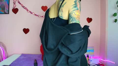 Snapshot of eimytatto_ chatting on September 2025 10:57:01 PM Carla online show from September 2025 10:57:01 PM