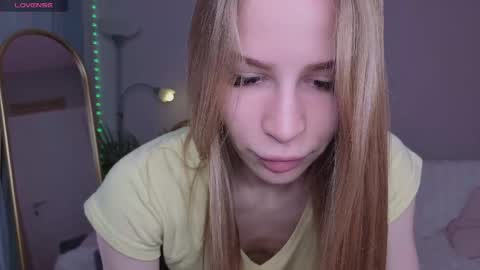 Snapshot of el1s_evans chatting on April 2026 10:02:01 AM please read my bio there is information about private shows and about my personality online show from April 2026 10:02:01 AM