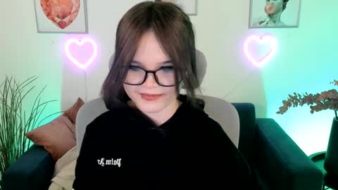 Snapshot of elainebeness chatting on December 2024 04:47:01 PM Your sweet girl online show from December 2024 04:47:01 PM