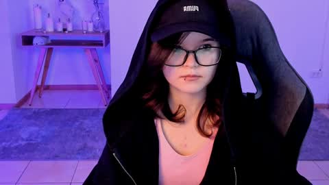 Snapshot of elainebeness chatting on February 2025 04:48:02 AM Your sweet girl online show from February 2025 04:48:02 AM