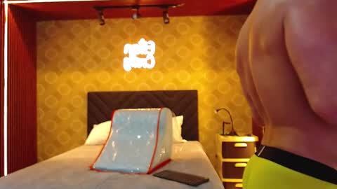 Snapshot of elian_craiggggg chatting on December 2025 01:02:02 AM Elian online show from December 2025 01:02:02 AM