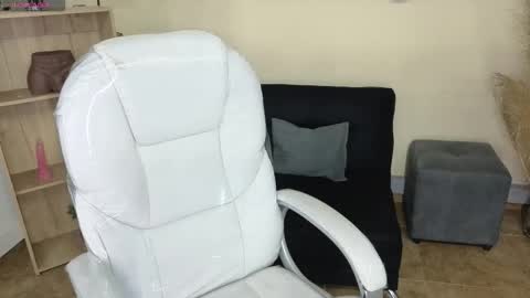 Eliie online show from November 2025 12:43:02 AM