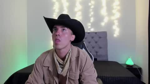 Snapshot of elio_dicaprio chatting on November 2025 10:42:02 PM elio_dicaprio online show from November 2025 10:42:02 PM