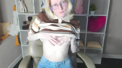 Elizabeth online show from December 2025 01:00:01 AM