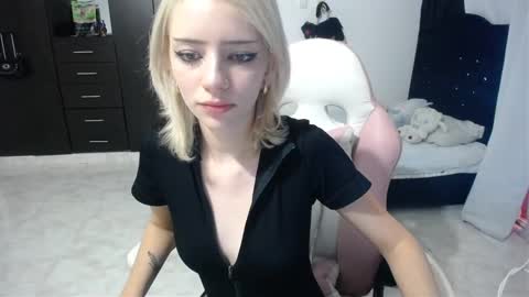 Snapshot of elizabeth_rose02 chatting on November 2025 11:36:02 PM Elizabeth online show from November 2025 11:36:02 PM